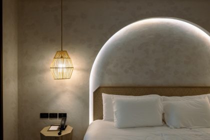 camera da letto con arco idea spalliera